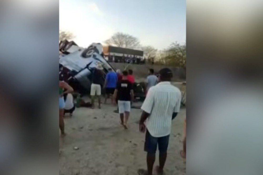 Carreta tomba na BR-116 e mata criança na Bahia | Foto: Reprodução
