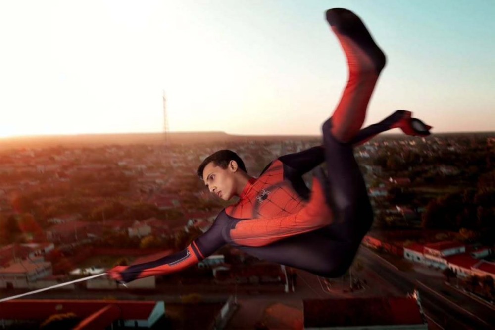 Felipe Bruno em uma de suas edições artísticas 'sobrevoando' Valença do Piauí como Homem-Aranha. (Crédito: Felipe Bruno)