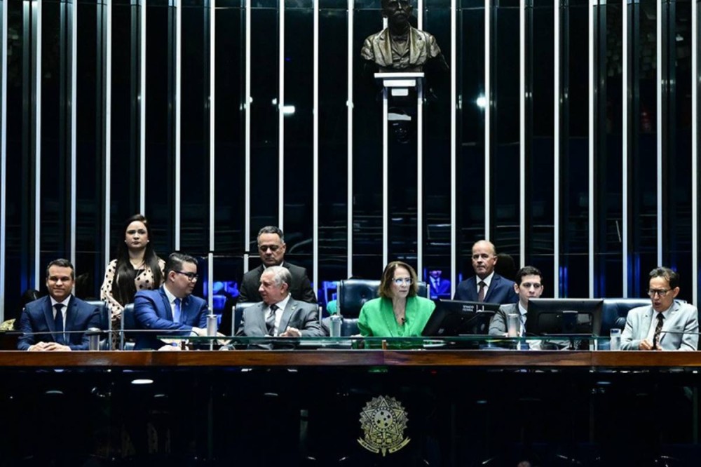 Os senadores Izalci e Damares Alves (ambos ao centro) com convidados da sessão pelo Dia da Bíblia. (Crédito: Geraldo Magela/Agência Senado)