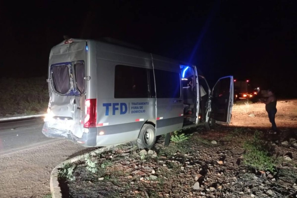 Van é atingida por caminhão na BR-407. (Foto: reprodução)