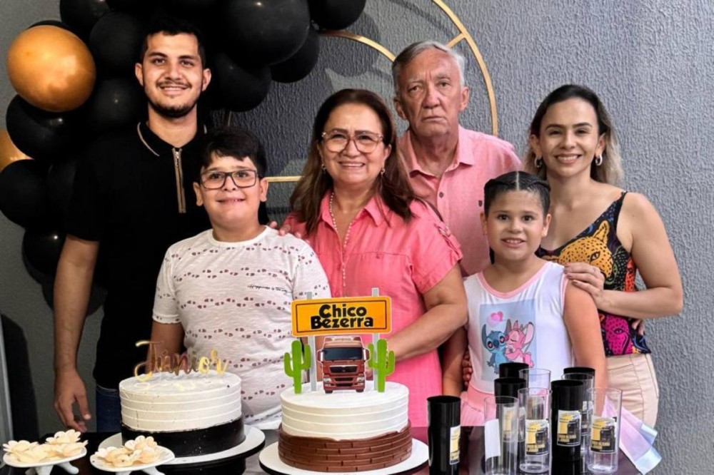 Ex-prefeito Chico Bezerra, prefeita Lúcia, filhos e netos. (Foto: arquivo da família)