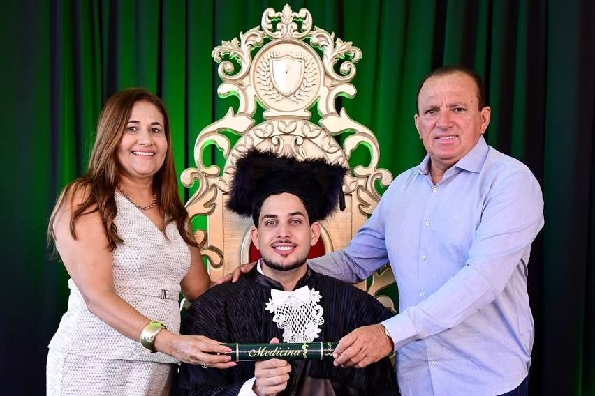 Indelson e Leny Melão comemoram formação do filho, Indelson Júnior, em Medicina