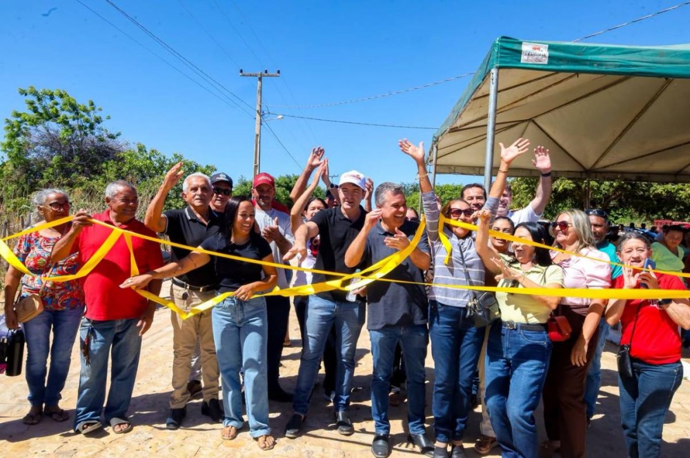 Dr. Vinicius inaugura 27 mil metros de calçamento e entrega 13 casas na zona rural de Pimenteiras