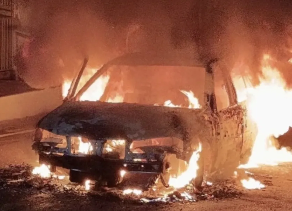 Carro fica destruído após pegar fogo no centro de São Pedro do Piauí. (Foto: Canal 121)