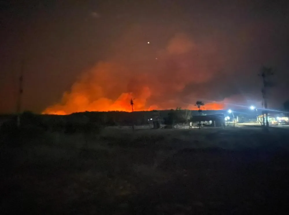 Brigada Municipal e Corpo de Bombeiros combatem incêndio florestal na localidade Cadena, em Valença do Piauí