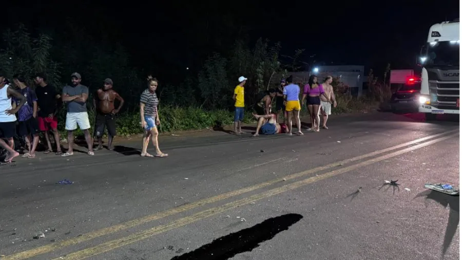 Acidente entre carros e motocicleta deixa um morto. (Foto: divulgação)