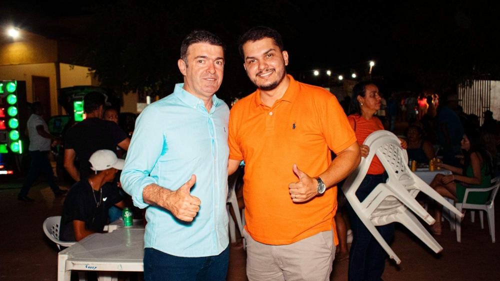 Tony Feitosa (à esquerda) posa ao lado de Dr. Inácio Feitosa (à direita) - Foto: Ascom