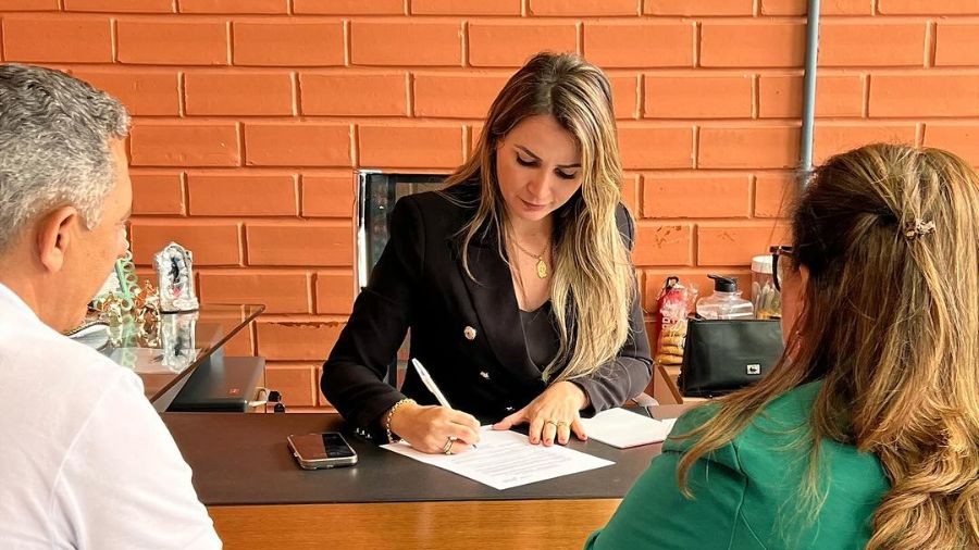 Sec. Josiene Campelo assina ordem de serviço. (Foto: reprodução/Instagram)