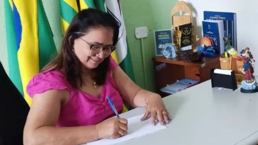 Prefeitura de Pimenteiras reduz em 15% subsídios da prefeita, vice-prefeito e secretários municipaisEssa medida tem como objetivo conter os gastos públicos, garantindo o bom funcionamento dos serviços essenciais à comunidade. Por: José Maurício Fonte: Sam