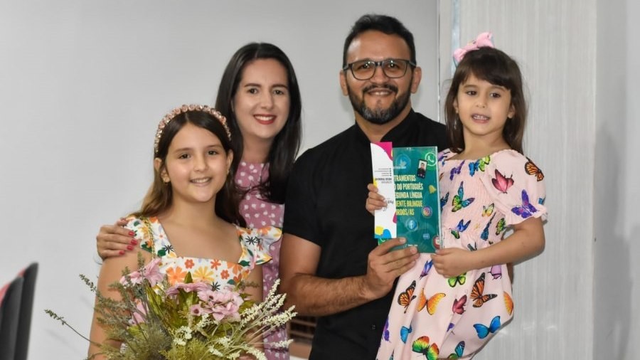 Edigar Júnior ao lada da esposa e filhas — (Foto: arquivo pessoal)