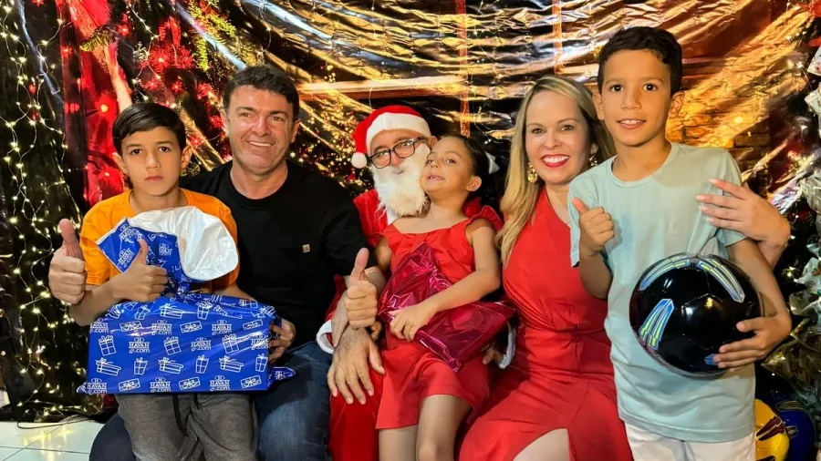 Tony Feitosa, Liane Pedrosa e o Papai Noel ao lado de crianças - Foto: divulgação
