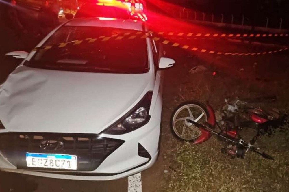 Colisão entre carro e moto deixa mulher morta no Piauí; vítima foi arremessada de veículo. (Crédito: Reprodução)