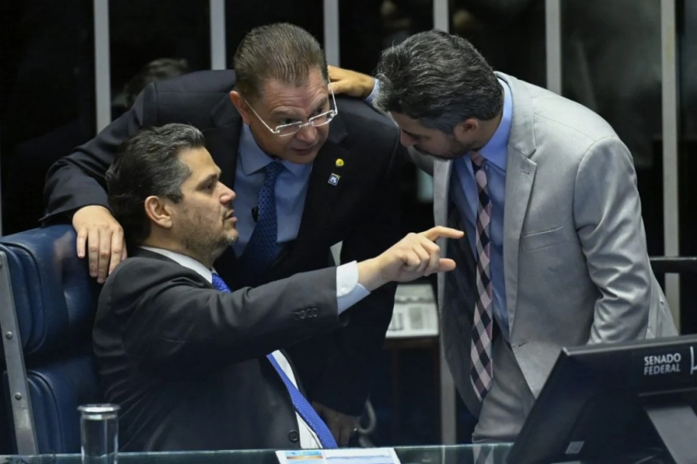 Senador Davi Alcolumbre ao lado do lider do PL na Câmara dos Deputados, deputado Sóstenes Cavalcante (PL-RJ) e do senador Marcos Rogério (PL-RO) - Edilson Rodrigues/Agência Senado