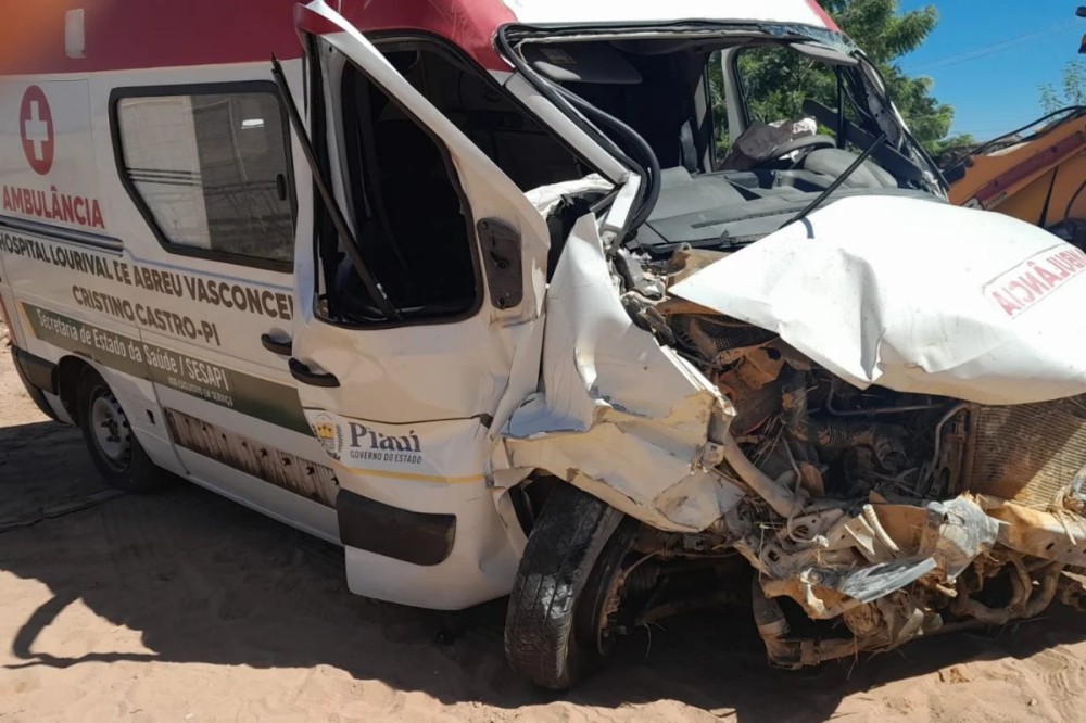 Acidente com ambulância de Cristino Castro. (Foto: reprodução)