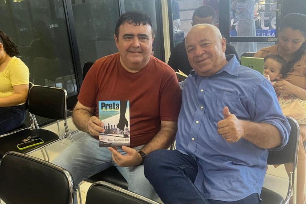 Na imagem, Wilson Benedito (de camisa azul) ao lado do amigo JJ Pilício. (Crédito da imagem: arquivo pessoal)