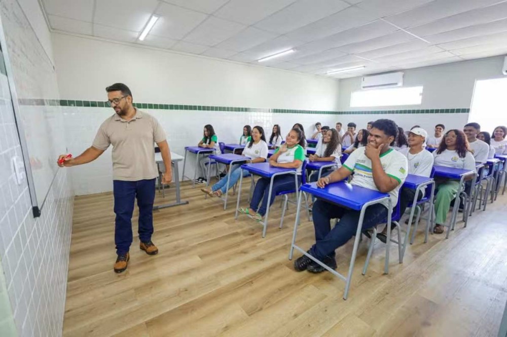 Professor em sala de aula da rede de ensino do Piauí — Foto: Divulgação/Seduc