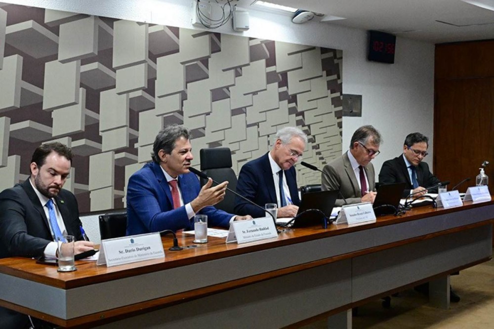 Haddad (2º à esq.) participa de debate ao lado do relator e presidente da CAE, Renan Calheiros (C). (Crédito: Geraldo Magela/Agência Senado)